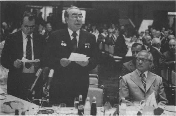 Иллюстрация к книге — Без протокола: невыдуманные истории рассказывают дипломат Александр Богомолов и разведчик Георгий Санников [i_027.jpg]