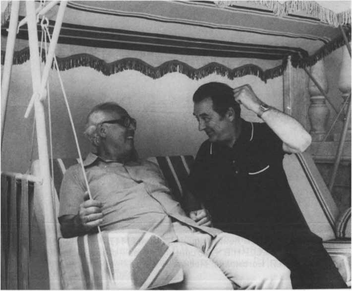 Иллюстрация к книге — Без протокола: невыдуманные истории рассказывают дипломат Александр Богомолов и разведчик Георгий Санников [i_030.jpg]