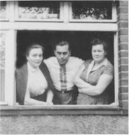 Иллюстрация к книге — Без протокола: невыдуманные истории рассказывают дипломат Александр Богомолов и разведчик Георгий Санников [i_045.jpg]