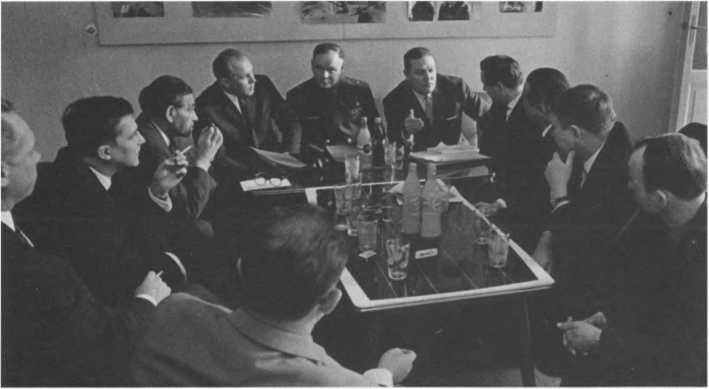 Иллюстрация к книге — Без протокола: невыдуманные истории рассказывают дипломат Александр Богомолов и разведчик Георгий Санников [i_053.jpg]