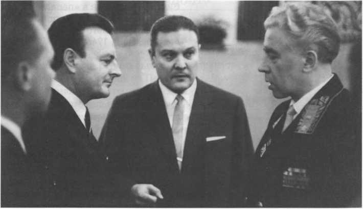 Иллюстрация к книге — Без протокола: невыдуманные истории рассказывают дипломат Александр Богомолов и разведчик Георгий Санников [i_057.jpg]