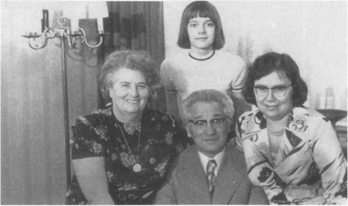 Иллюстрация к книге — Без протокола: невыдуманные истории рассказывают дипломат Александр Богомолов и разведчик Георгий Санников [i_064.jpg]