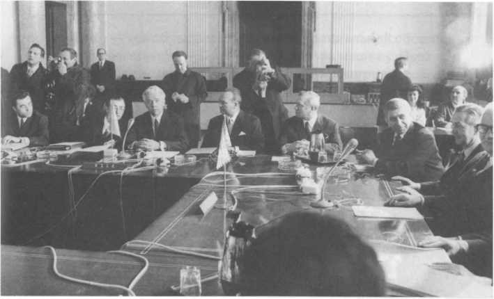 Иллюстрация к книге — Без протокола: невыдуманные истории рассказывают дипломат Александр Богомолов и разведчик Георгий Санников [i_065.jpg]