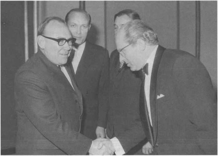 Иллюстрация к книге — Без протокола: невыдуманные истории рассказывают дипломат Александр Богомолов и разведчик Георгий Санников [i_071.jpg]