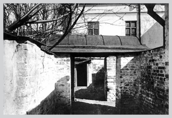 Иллюстрация к книге — Двор на Поварской [i_006.jpg]