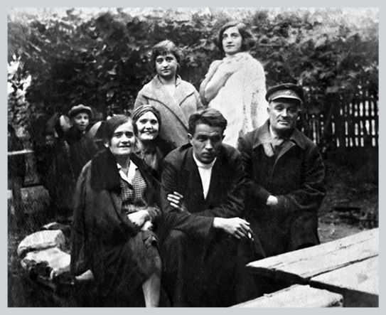 Иллюстрация к книге — Двор на Поварской [i_017.jpg]