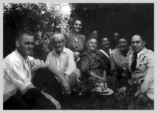 Иллюстрация к книге — Двор на Поварской [i_052.jpg]