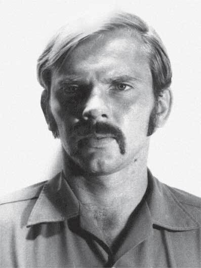 Иллюстрация к книге — Вдова-шпионка. Как работа в ЦРУ привела меня из джунглей Лаоса в московскую тюрьму [i_001.jpg]