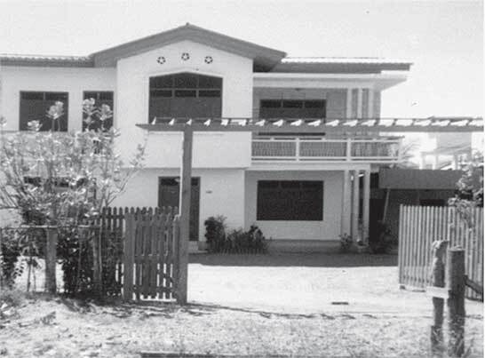 Иллюстрация к книге — Вдова-шпионка. Как работа в ЦРУ привела меня из джунглей Лаоса в московскую тюрьму [i_004.jpg]