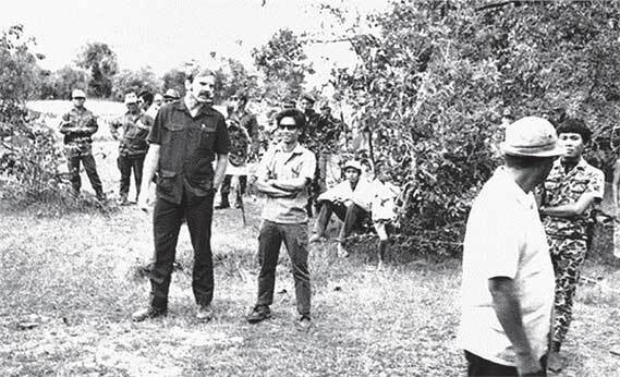 Иллюстрация к книге — Вдова-шпионка. Как работа в ЦРУ привела меня из джунглей Лаоса в московскую тюрьму [i_006.jpg]