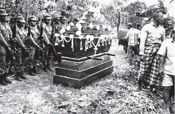 Иллюстрация к книге — Вдова-шпионка. Как работа в ЦРУ привела меня из джунглей Лаоса в московскую тюрьму [i_007.jpg]