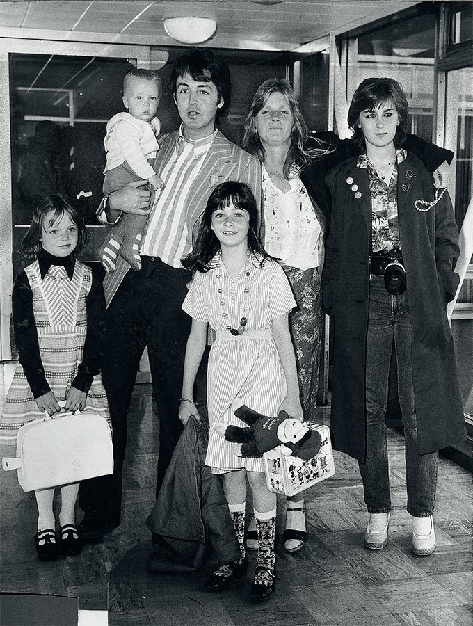 Иллюстрация к книге — Пол Маккартни. Биография [i_024.jpg]