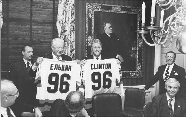 Иллюстрация к книге — Все свободны. История о том, как в 1996 году в России закончились выборы [i_001.jpg]