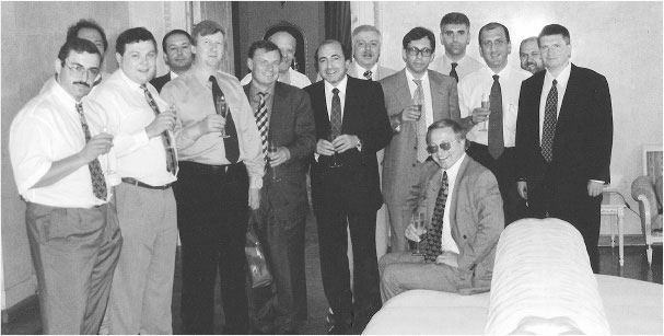 Иллюстрация к книге — Все свободны. История о том, как в 1996 году в России закончились выборы [i_007.jpg]