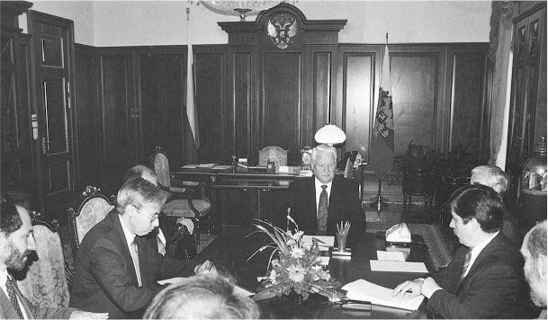 Иллюстрация к книге — Все свободны. История о том, как в 1996 году в России закончились выборы [i_017.jpg]