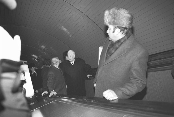 Иллюстрация к книге — Все свободны. История о том, как в 1996 году в России закончились выборы [i_018.jpg]