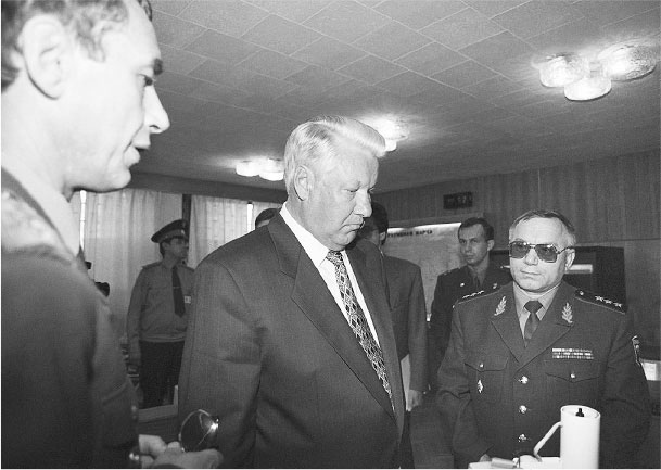 Иллюстрация к книге — Все свободны. История о том, как в 1996 году в России закончились выборы [i_020.jpg]