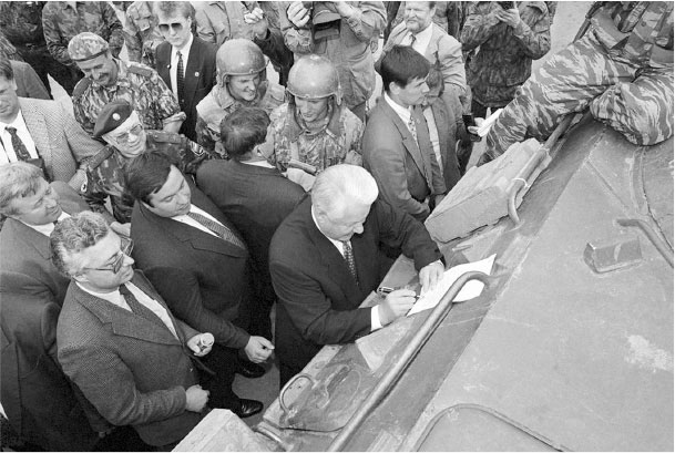 Иллюстрация к книге — Все свободны. История о том, как в 1996 году в России закончились выборы [i_038.jpg]