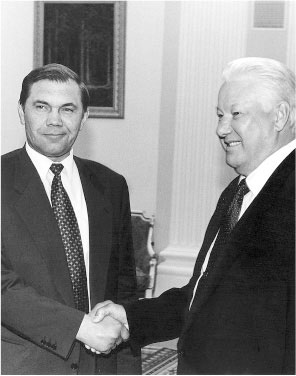 Иллюстрация к книге — Все свободны. История о том, как в 1996 году в России закончились выборы [i_045.jpg]