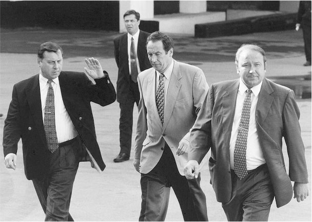 Иллюстрация к книге — Все свободны. История о том, как в 1996 году в России закончились выборы [i_049.jpg]