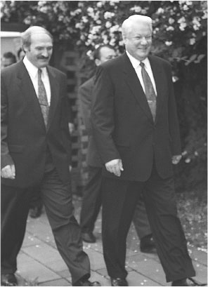 Иллюстрация к книге — Все свободны. История о том, как в 1996 году в России закончились выборы [i_050.jpg]