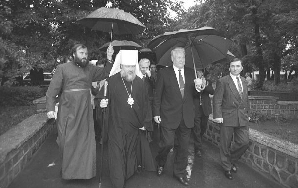 Иллюстрация к книге — Все свободны. История о том, как в 1996 году в России закончились выборы [i_051.jpg]