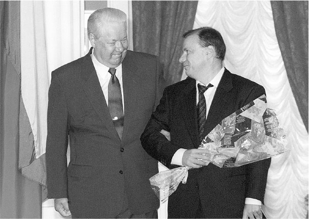 Иллюстрация к книге — Все свободны. История о том, как в 1996 году в России закончились выборы [i_056.jpg]