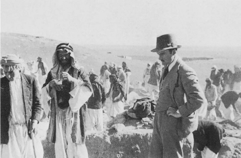 Иллюстрация к книге — Агата и археолог. Мемуары мужа Агаты Кристи [i_015.jpg]