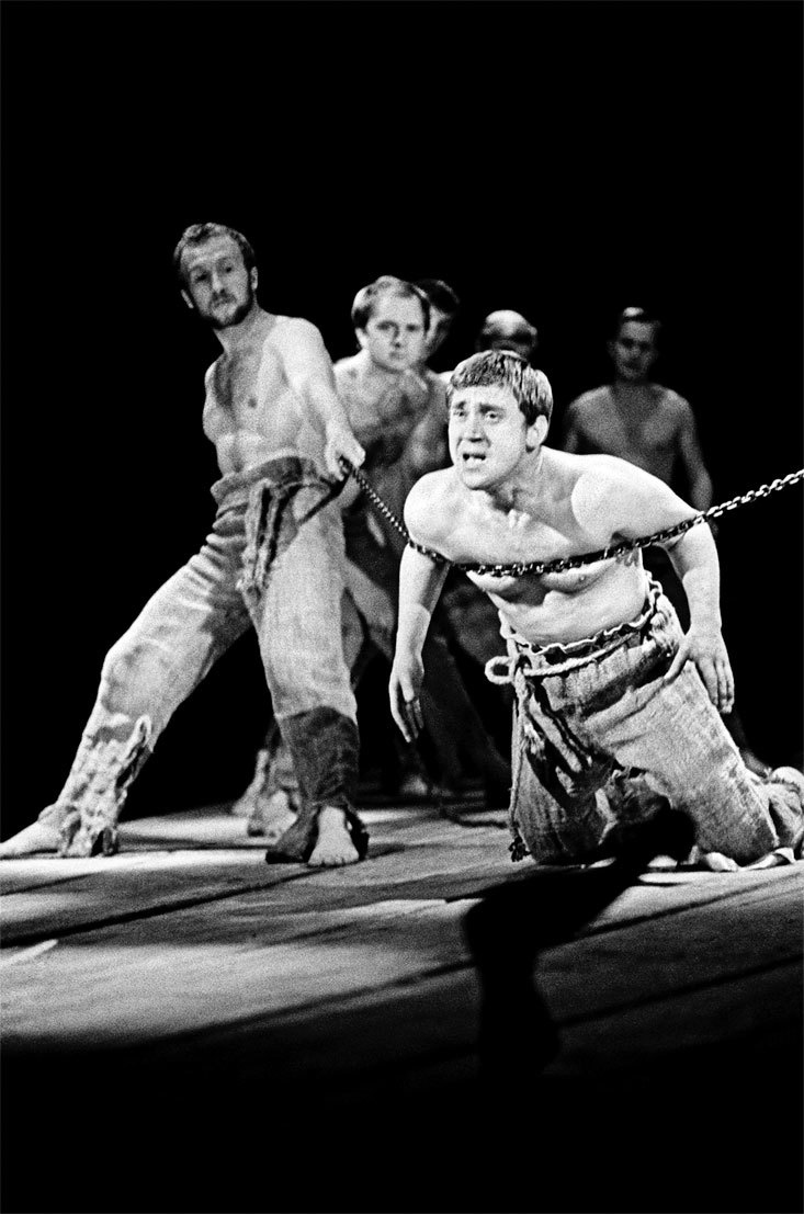 Иллюстрация к книге — Владимир Высоцкий. Человек народный. Опыт прочтения биографии [om_06.jpg]