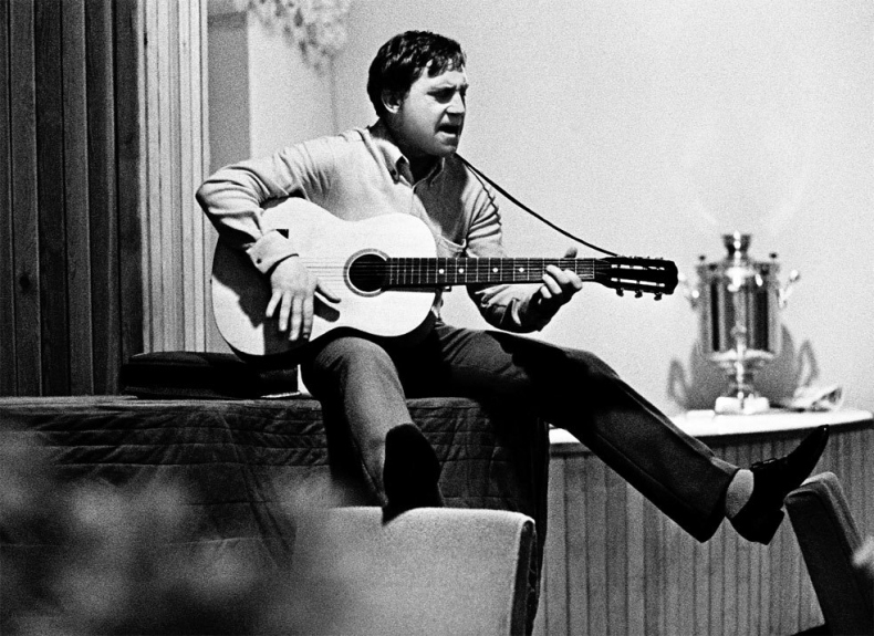 Иллюстрация к книге — Владимир Высоцкий. Человек народный. Опыт прочтения биографии [om_10.jpg]