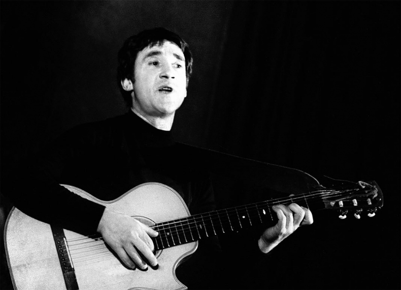 Иллюстрация к книге — Владимир Высоцкий. Человек народный. Опыт прочтения биографии [om_12.jpg]