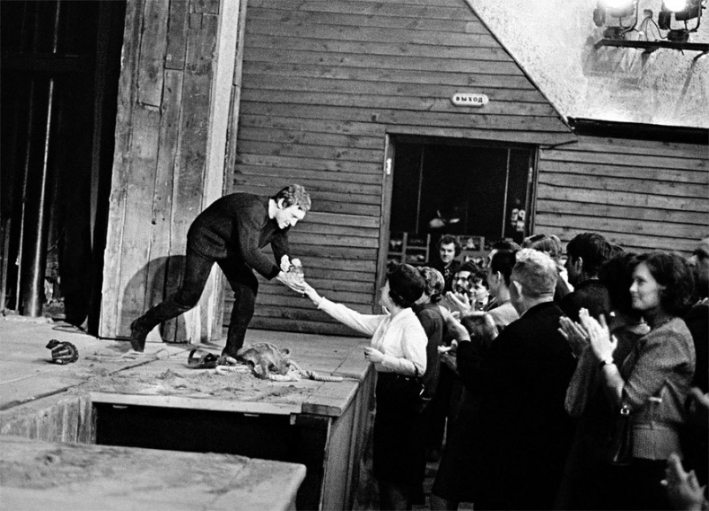 Иллюстрация к книге — Владимир Высоцкий. Человек народный. Опыт прочтения биографии [om_15.jpg]