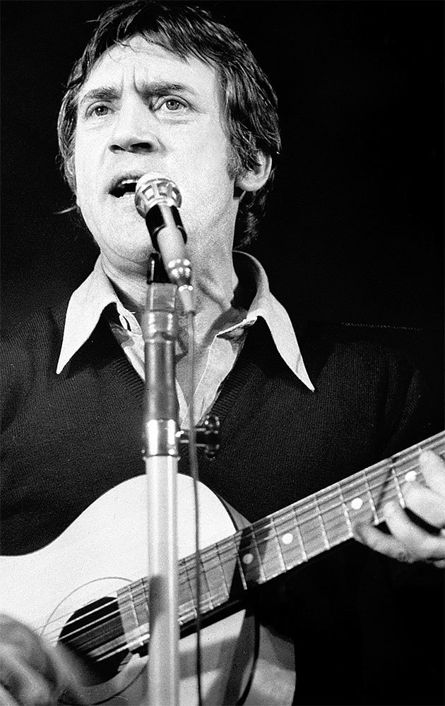 Иллюстрация к книге — Владимир Высоцкий. Человек народный. Опыт прочтения биографии [om_21.jpg]