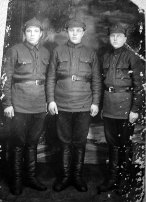 Иллюстрация к книге — Я был там: история мальчика, пережившего блокаду. Воспоминания простого человека о непростом времени [i_025.jpg]