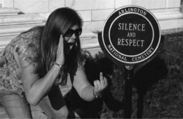 Иллюстрация к книге — Итак, вас публично опозорили. Как незнакомцы из социальных сетей превращаются в палачей [i_007.jpg]