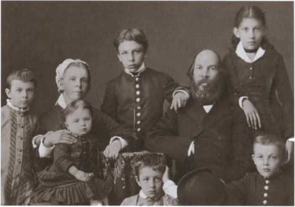 Иллюстрация к книге — Вожди СССР [i_004.jpg]