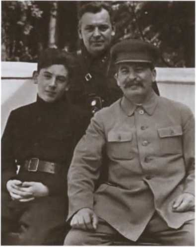 Иллюстрация к книге — Вожди СССР [i_016.jpg]