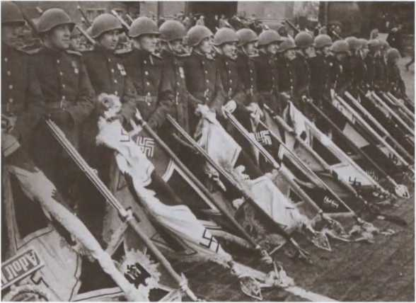 Иллюстрация к книге — Вожди СССР [i_020.jpg]