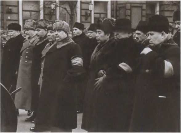 Иллюстрация к книге — Вожди СССР [i_022.jpg]