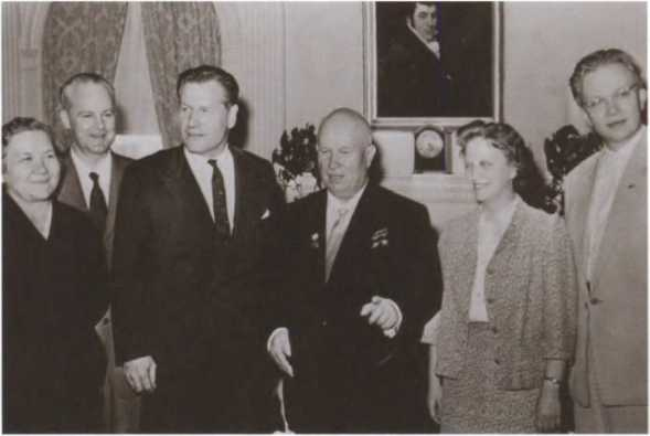 Иллюстрация к книге — Вожди СССР [i_028.jpg]