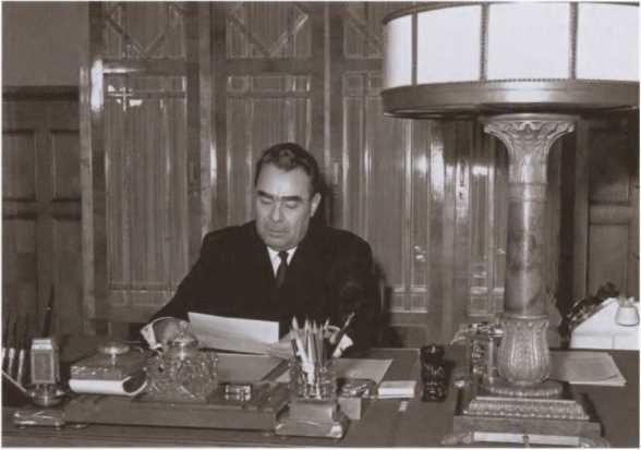 Иллюстрация к книге — Вожди СССР [i_040.jpg]