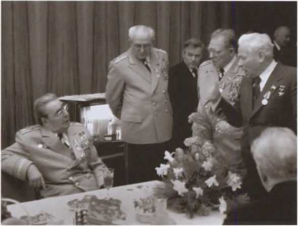 Иллюстрация к книге — Вожди СССР [i_044.jpg]