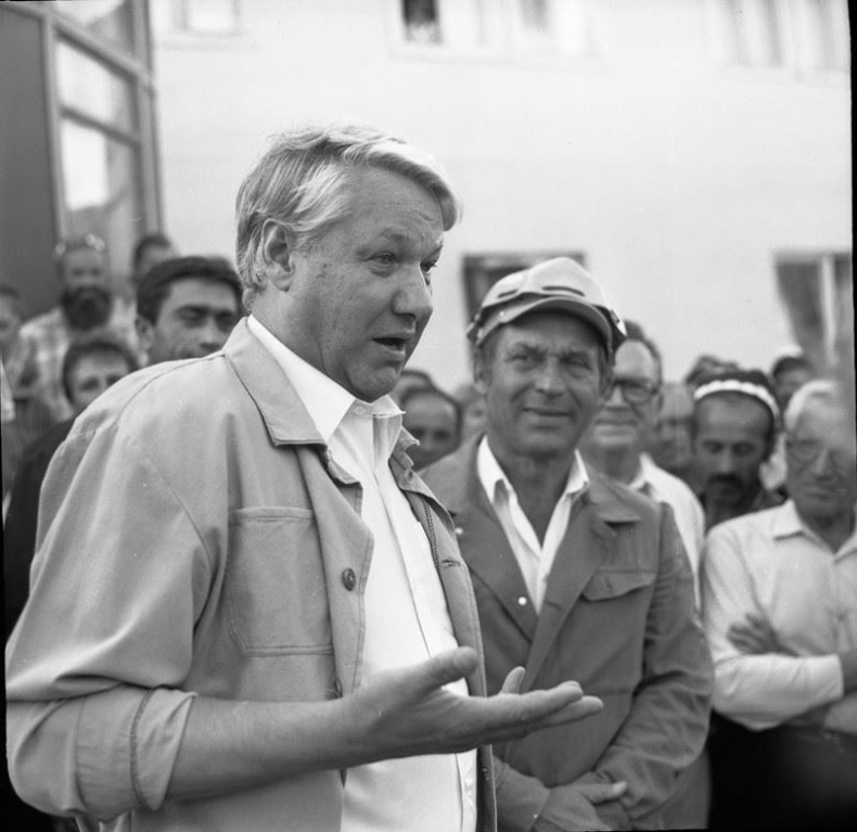 Иллюстрация к книге — Москва ельцинская. Хроники президентского правления [i_008.jpg]