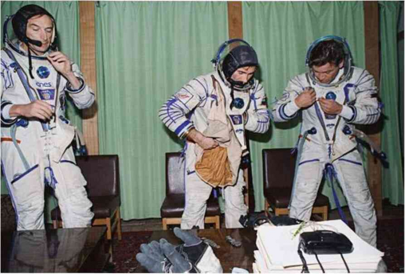 Иллюстрация к книге — Москва ельцинская. Хроники президентского правления [i_049.jpg]