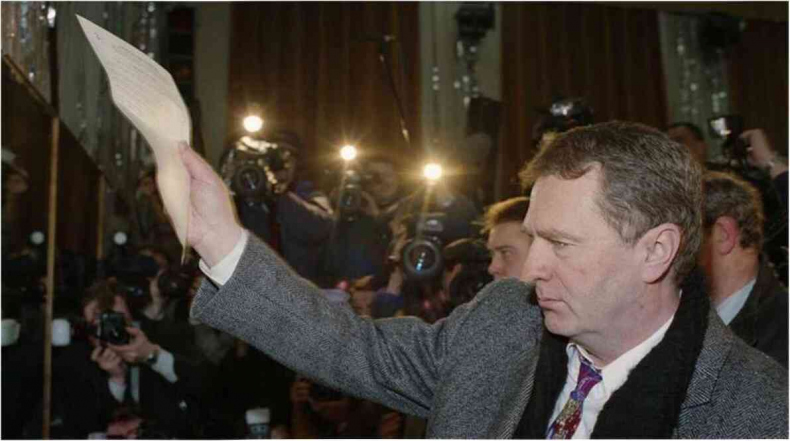 Иллюстрация к книге — Москва ельцинская. Хроники президентского правления [i_055.jpg]