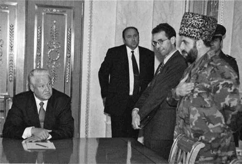 Иллюстрация к книге — Москва ельцинская. Хроники президентского правления [i_070.jpg]