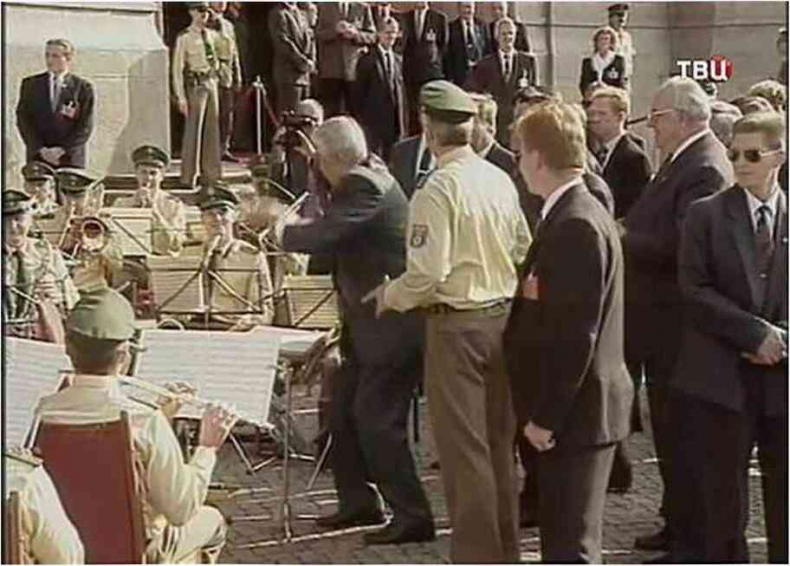 Иллюстрация к книге — Москва ельцинская. Хроники президентского правления [i_134.jpg]