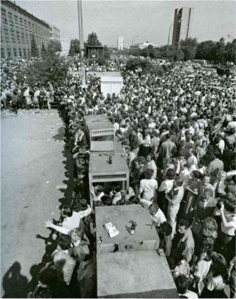 Иллюстрация к книге — Москва ельцинская. Хроники президентского правления [i_175.jpg]