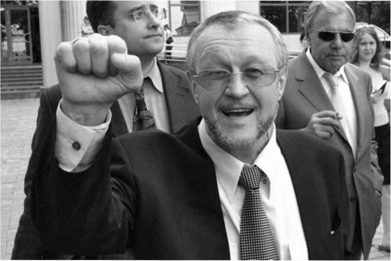 Иллюстрация к книге — Москва ельцинская. Хроники президентского правления [i_240.jpg]