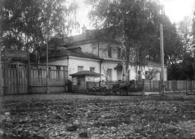 Иллюстрация к книге — Чайковский. Гений и страдание [_page_2_image_0001.jpg]